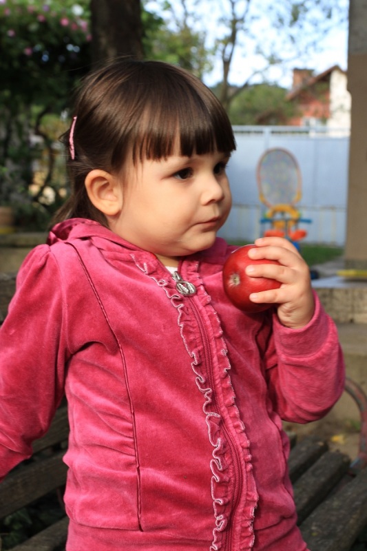 Mariam hryzkĂˇ jablko
