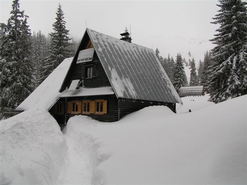 chata a sneh okolo

