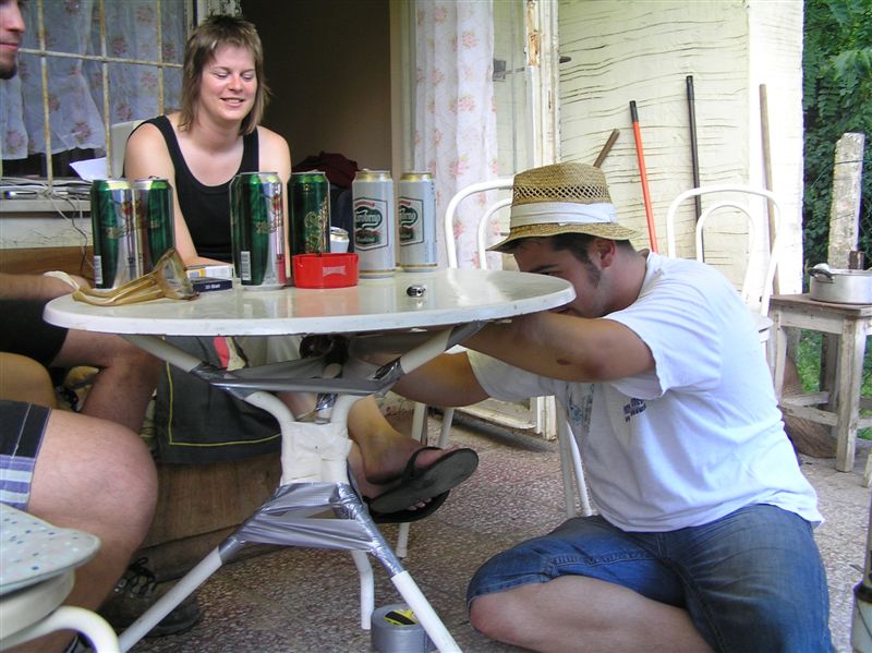 izolepa vĹˇe opravĂ­
Peko sa snaĹľĂ­ pomocou izolaÄŤky spevniĹĄ stol ,lebo pod ĹĄarchou piva sa nejak rozsĂ˝pal
