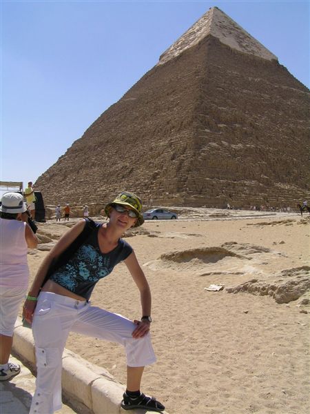 Sue pozi piramidos
