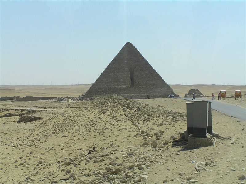 nedostavana pyramidos
