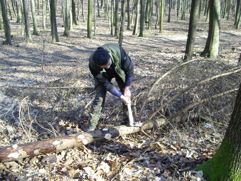 priprava dreva na druhu ÄŤast stavby

