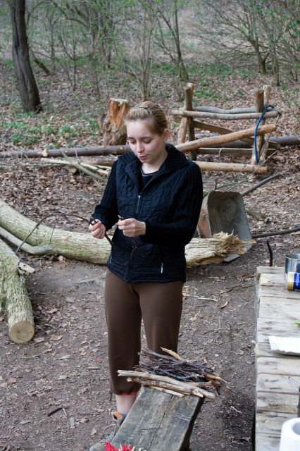 Katka
Pripravuje drevo na zakĂşrenie
